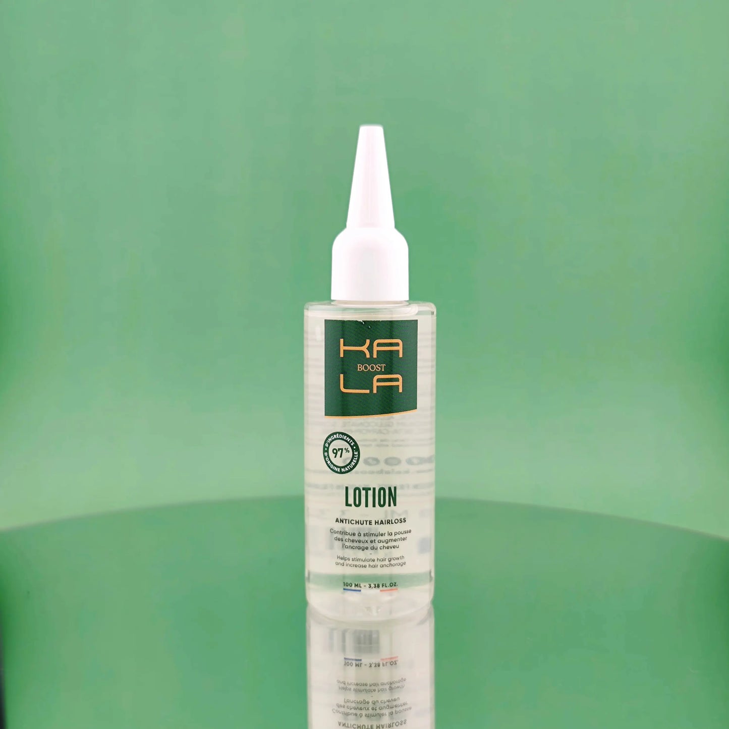 Lotion anti-chute 2en1 Kalaboost. Stimule la repousse, fortifie les cheveux fragilisés et réduit la chute. Idéale en cas de chute de cheveux, stress, changements de saison ou en routine après greffe capillaire. Formule naturelle enrichie en AnaGain™, application facile sur tous types de cheveux.